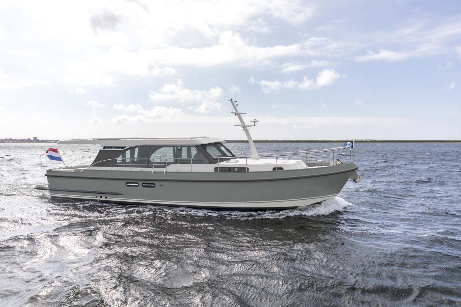 linssen-45-sl-sedan-starboard-pms-fjord-blue