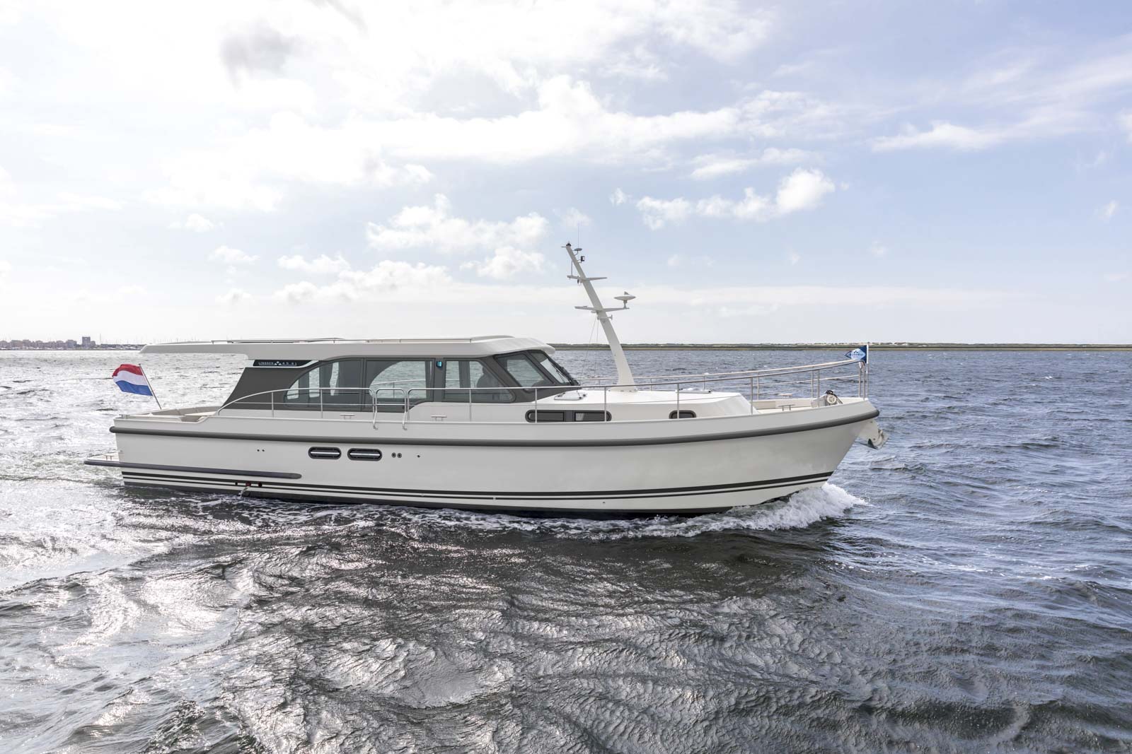 linssen-45-sl-sedan-starboard-white